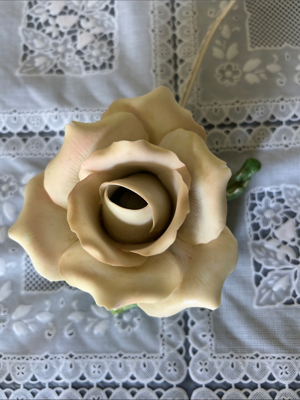Avon Cream Porcelain Rose Accent Nighlight